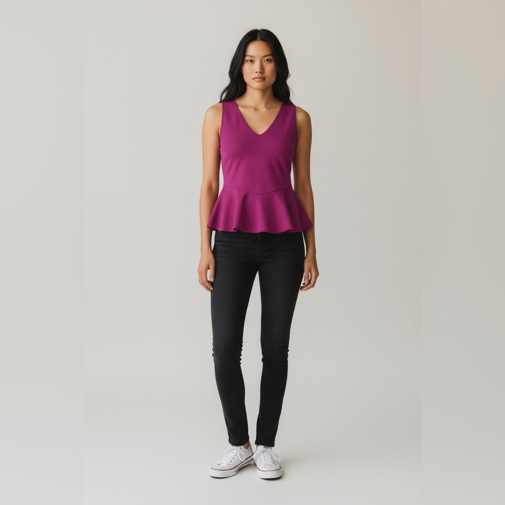 Ámbar Magenta Textured Peplum Sleeveless V-Neck Top Size Large
